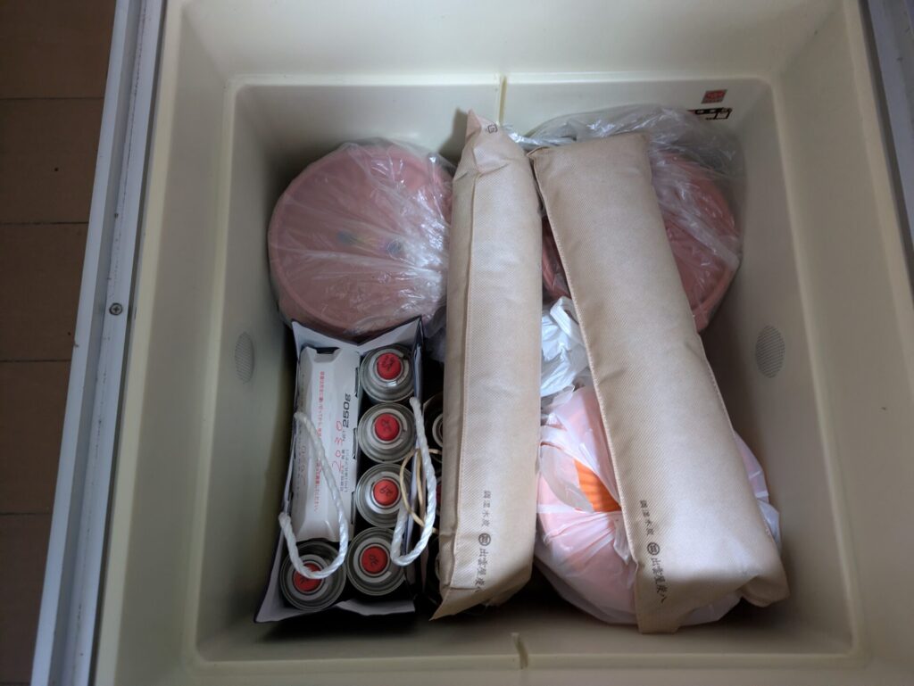 床下収納に味噌、梅ジュース、ガスボンベ、調湿炭を収納した様子