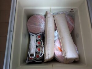 床下収納に味噌、梅ジュース、ガスボンベ、調湿炭を収納した様子