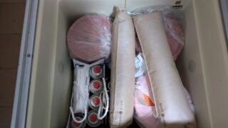 床下収納に味噌、梅ジュース、ガスボンベ、調湿炭を収納した様子