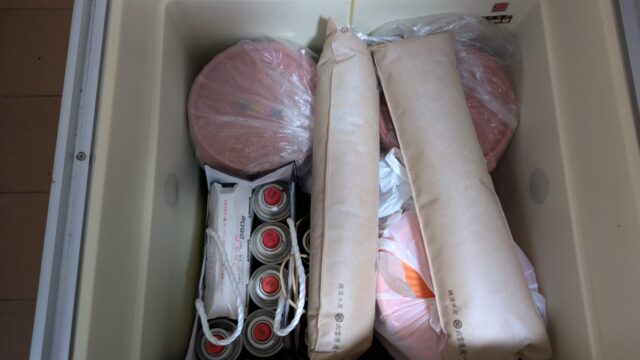 床下収納に味噌、梅ジュース、ガスボンベ、調湿炭を収納した様子