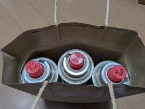 ガスボンベを3本づつ紙袋に入れて保管