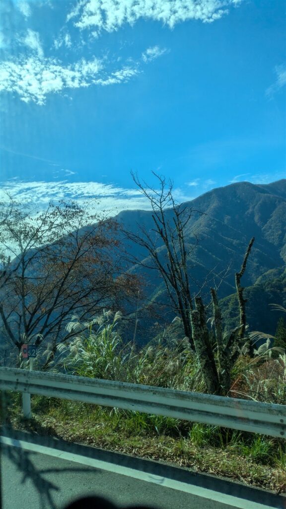 バスの窓から見た秩父の山