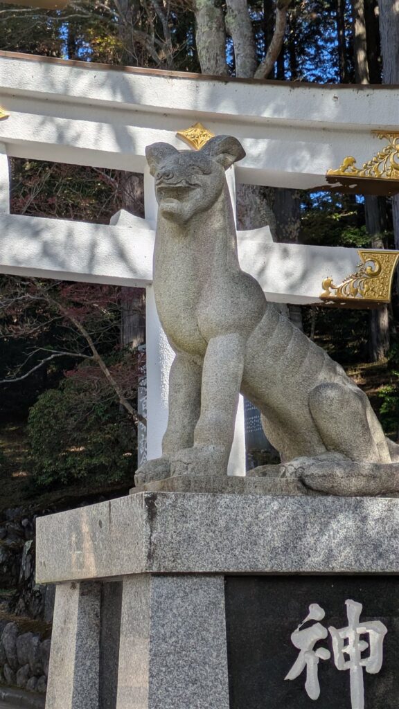 三峰神社の狼の狛犬