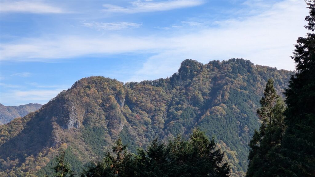 三峰神社から見た山の景色