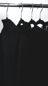 ハンガーにかかった黒い服
