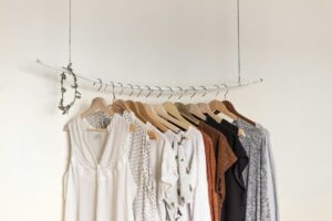 すっきり並んだハンガーの服